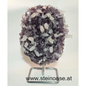 Amethyst mit Calciten auf Ständer